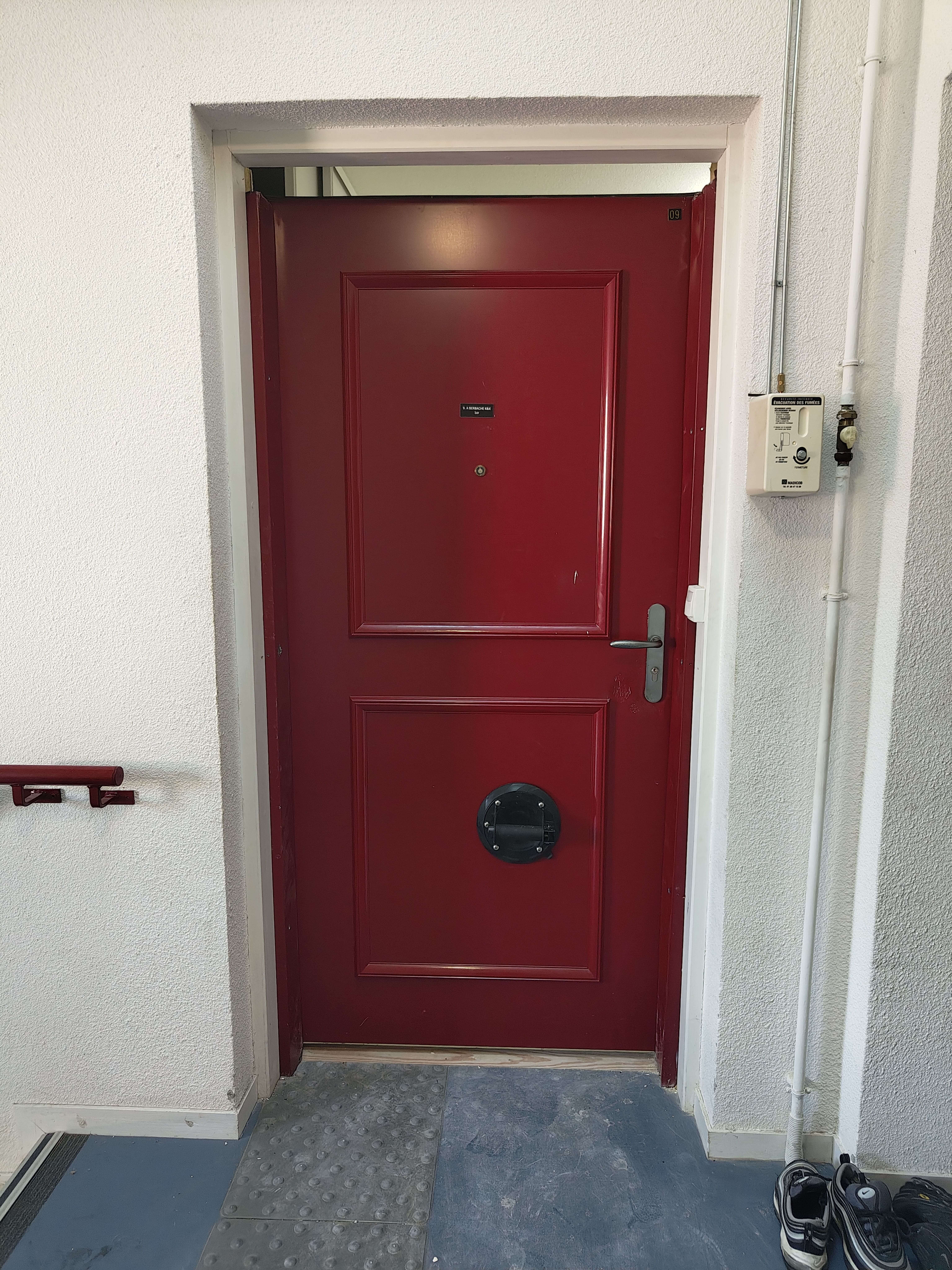 Sauvetage provisoir porte palière après intervention des forces de l'ordre 6 Lyon7 — Urgence Habitat 38